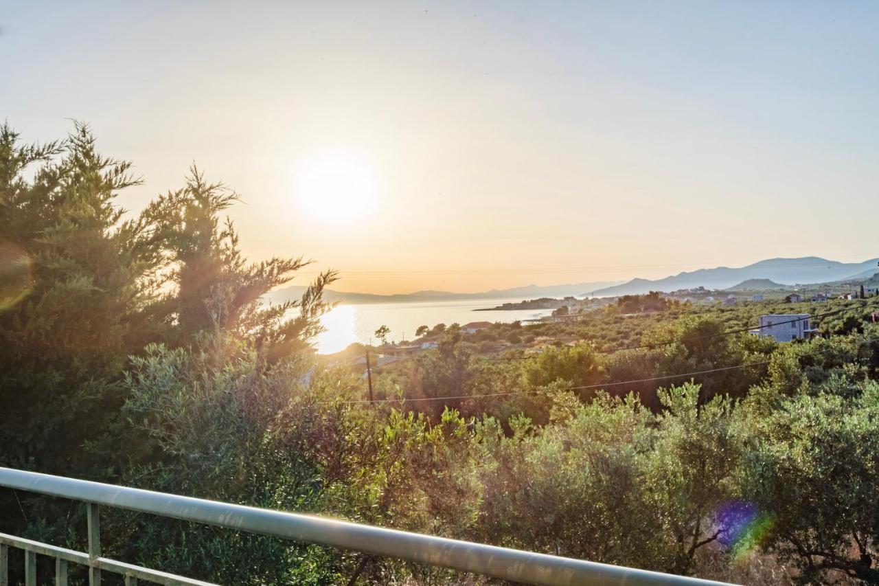 Lavender Garden Retreat - Secluded Seaside Getaway Apartman Kotronion  Kültér fotó