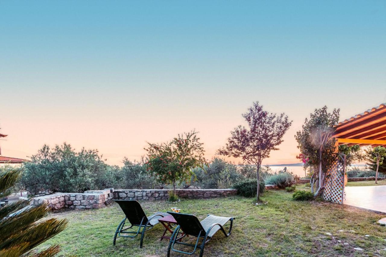 Lavender Garden Retreat - Secluded Seaside Getaway Apartman Kotronion  Kültér fotó